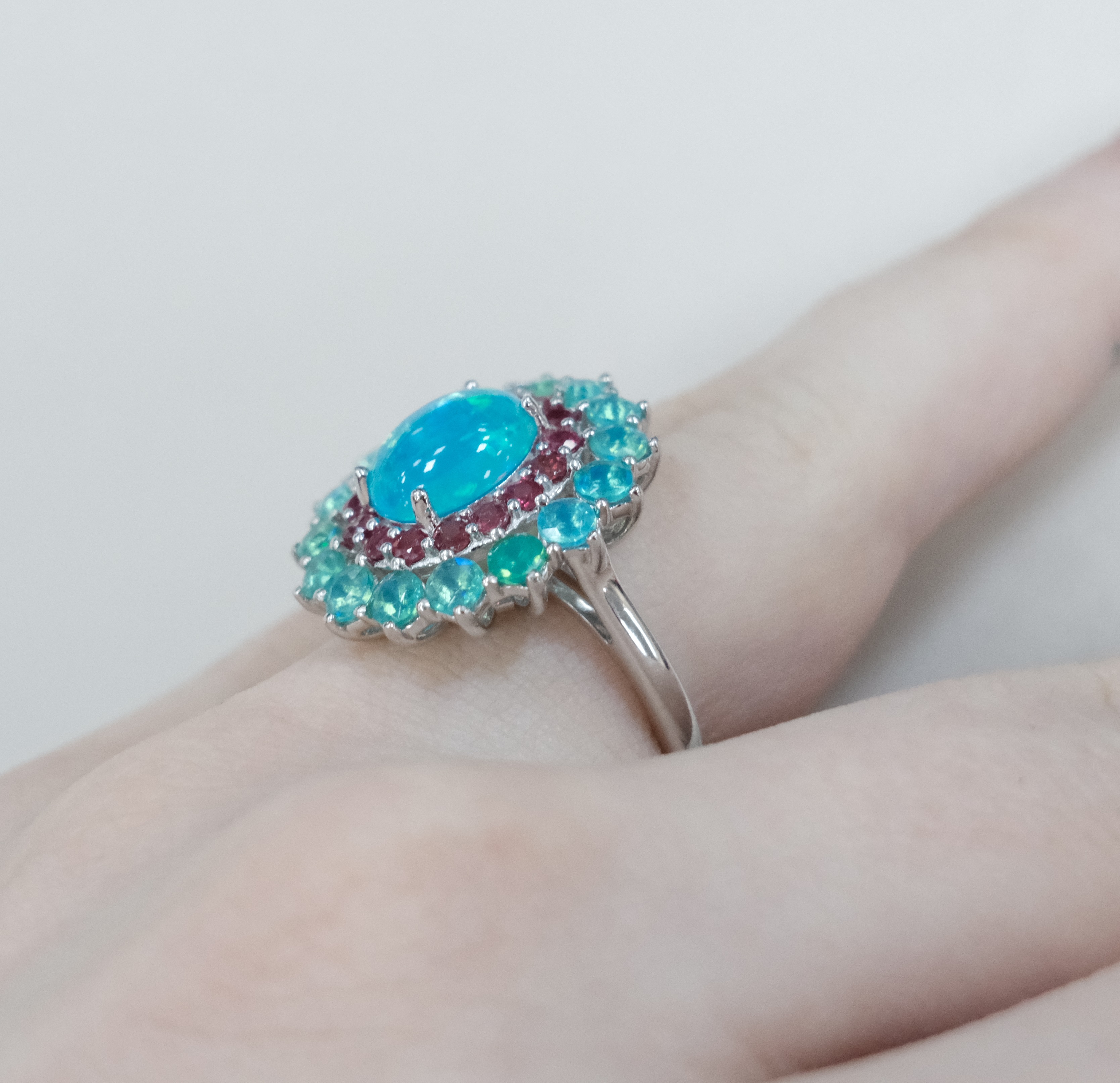 Серебряное кольцо с голубыми опалами